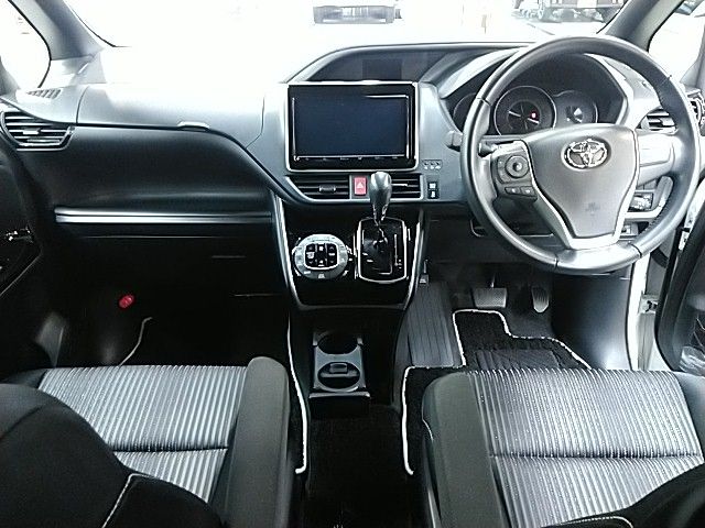 Toyota VOXY 2019-04 7750-8