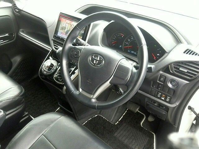 Toyota VOXY 2019-04 7750-1