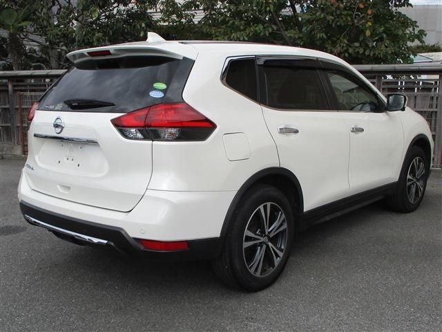 Nissan X-TRAIL 2017-07 18132-1