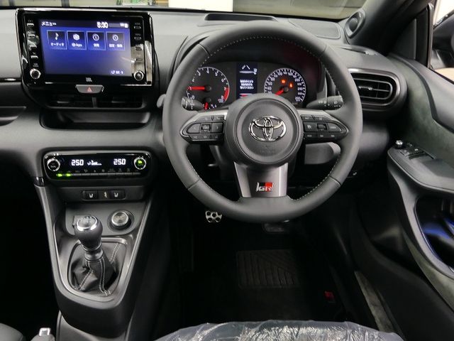 Toyota YARIS 2023-10 190674-10