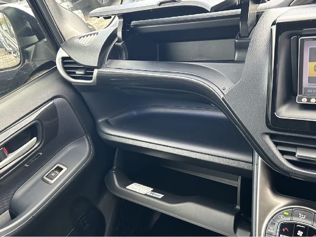Toyota VOXY 2014-06 183888-18