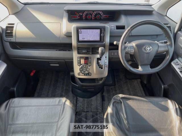 Toyota VOXY 2013-08 255549-1