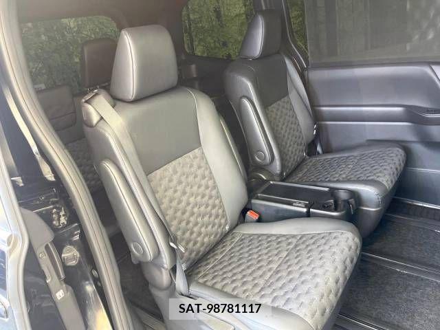 Toyota VOXY 2022-02 313567-9