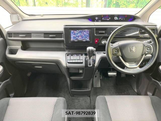 Honda STEP WGN 2017-06 214102-1