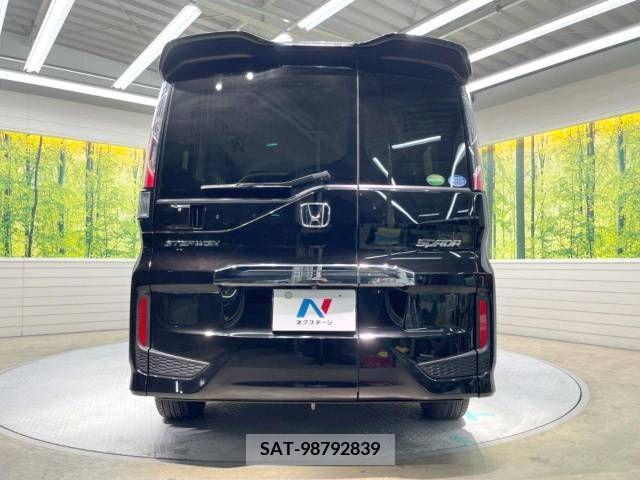 Honda STEP WGN 2017-06 214102-16