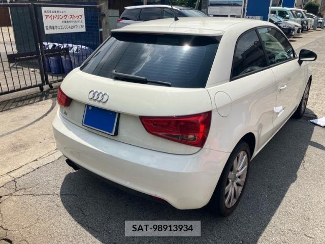 Audi A1 2011-09 389398-3