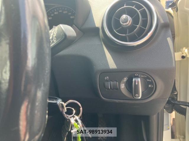 Audi A1 2011-09 389398-12