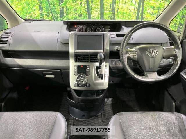 Toyota VOXY 2013-01 213561-1