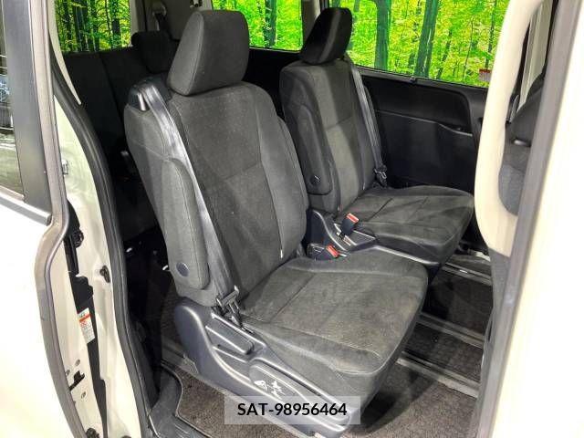 Toyota VOXY HYBRID 2015-03 216799-9