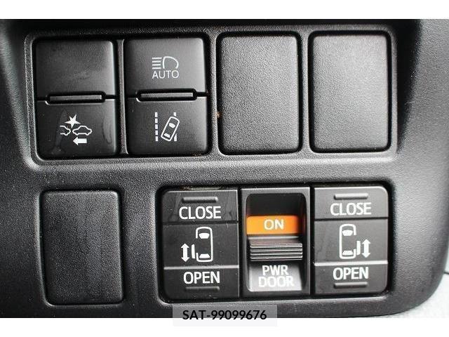 Toyota VOXY 2017-09 236002-3