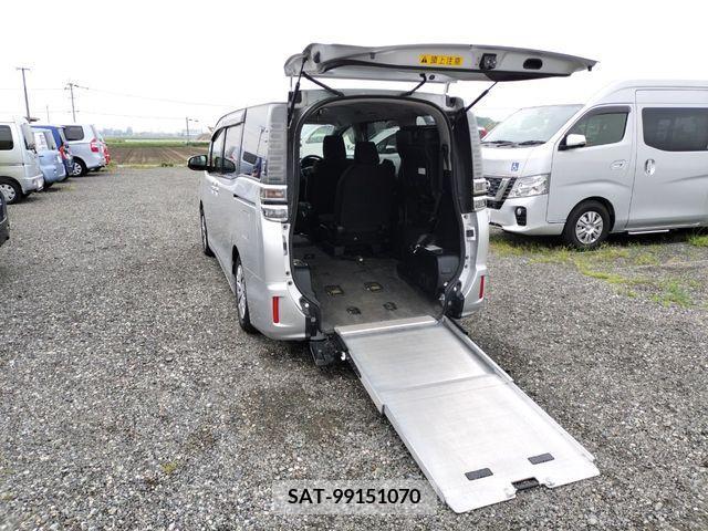 Toyota VOXY 2019-03 288938-6