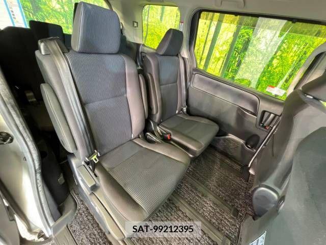 Toyota NOAH 2015-11 321458-9