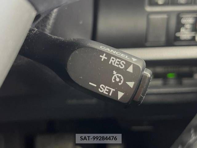 Toyota VOXY 2018-06 213822-5
