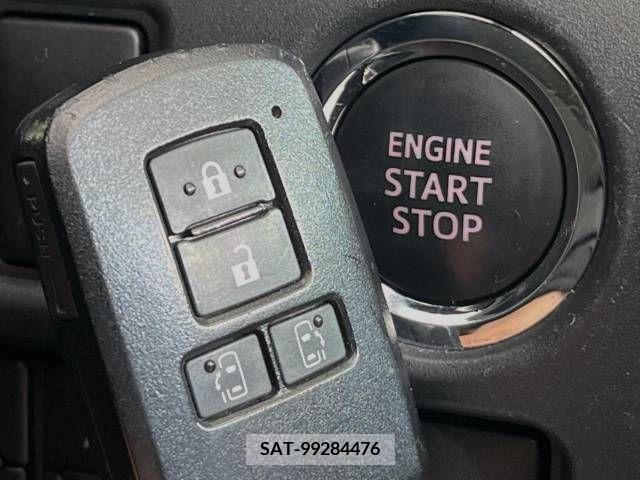 Toyota VOXY 2018-06 213822-2