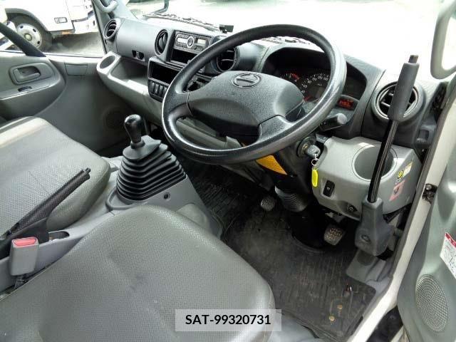Hino DUTRO 2018-08 320402-2