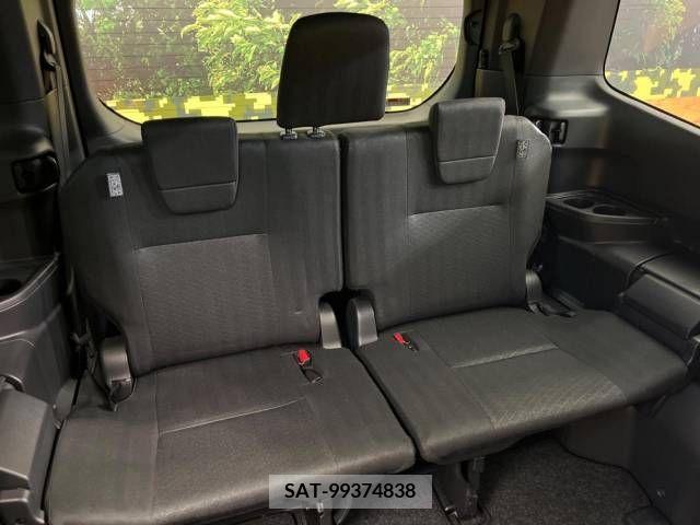 Toyota VOXY 2023-05 289296-9