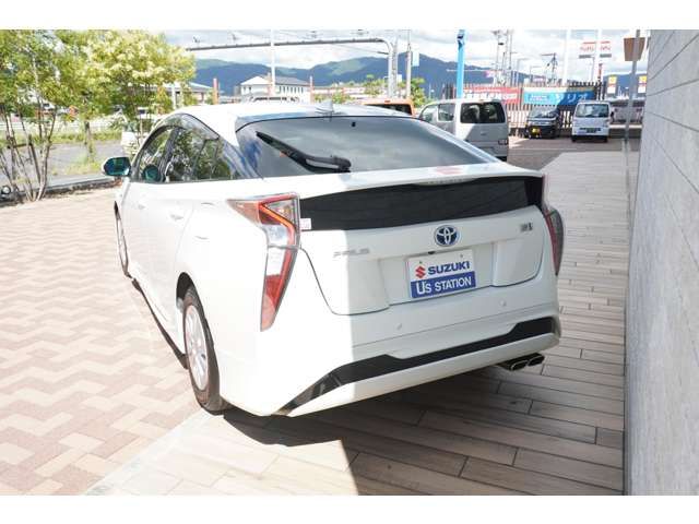 Toyota PRIUS 2017-10 10864-2