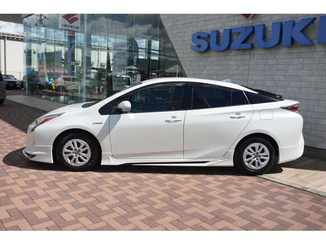 Toyota PRIUS 2017-10 10864-1