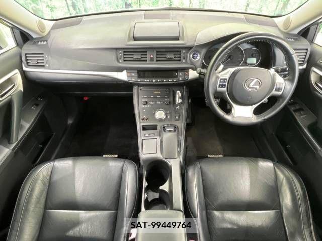 Lexus CT 2011-08 322661-1