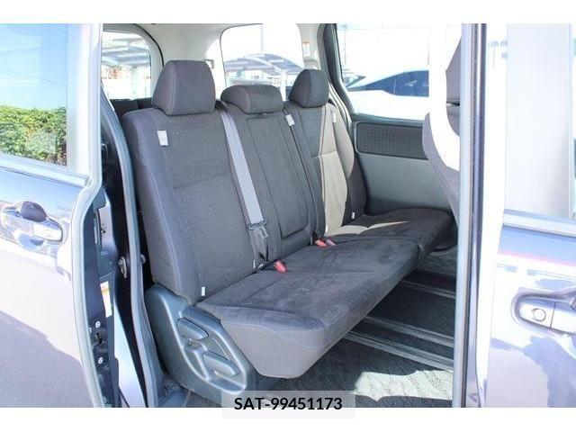 Toyota VOXY 2016-11 370488-13