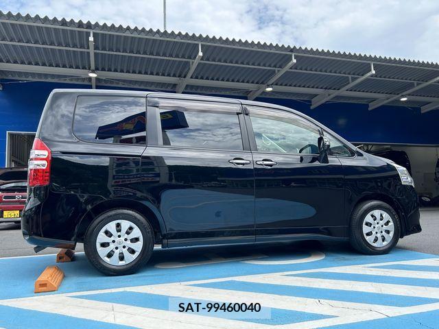 Toyota NOAH 2013-11 380753-2