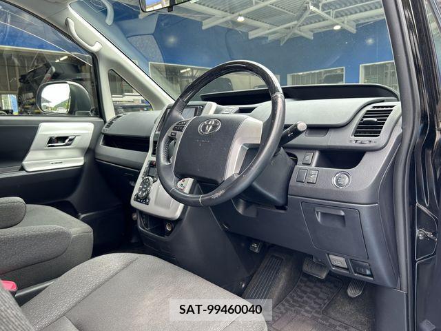 Toyota NOAH 2013-11 380753-6