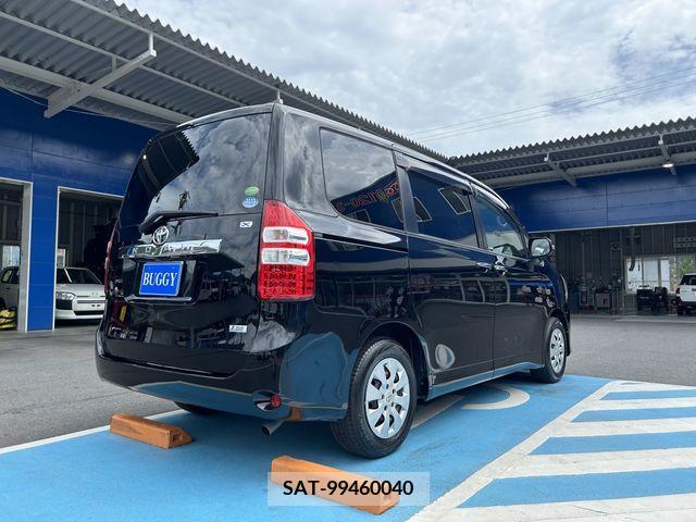 Toyota NOAH 2013-11 380753-4