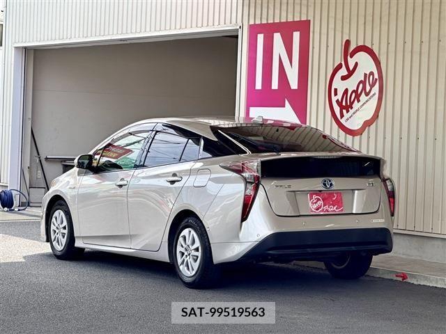 Toyota PRIUS 2017-01 329382-3