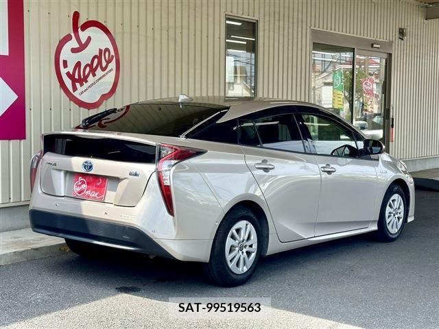 Toyota PRIUS 2017-01 329382-1