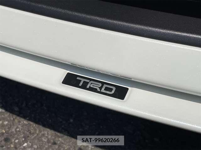 Toyota PRIUS 2019-04 366416-11