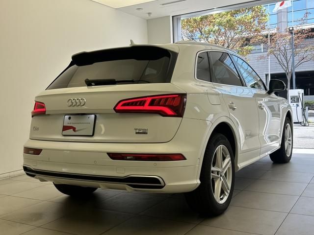 Audi Q5 2018-03 23930-1
