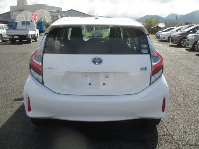 Toyota AQUA 2018-05 21195-6