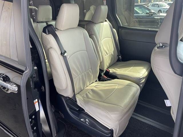 Toyota VOXY HYBRID 2018-06 189084-4
