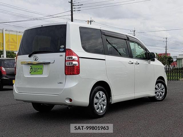 Toyota NOAH 2012-03 321332-1