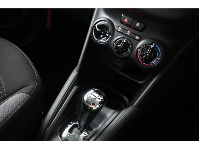 Peugeot 208 2015-09 4979-11