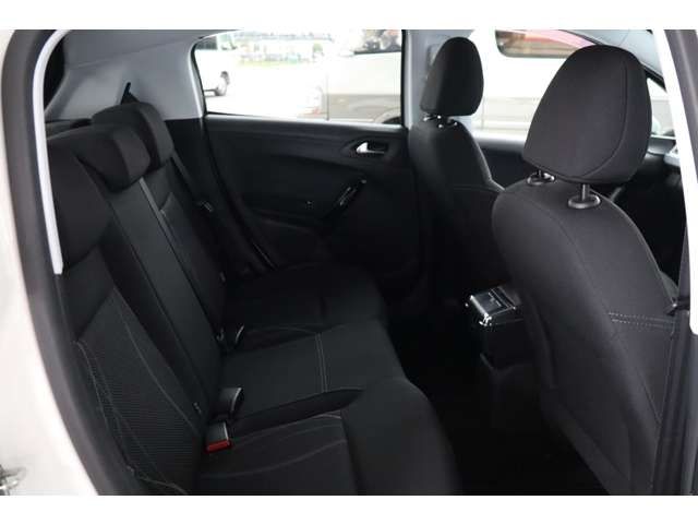 Peugeot 208 2015-09 4979-16
