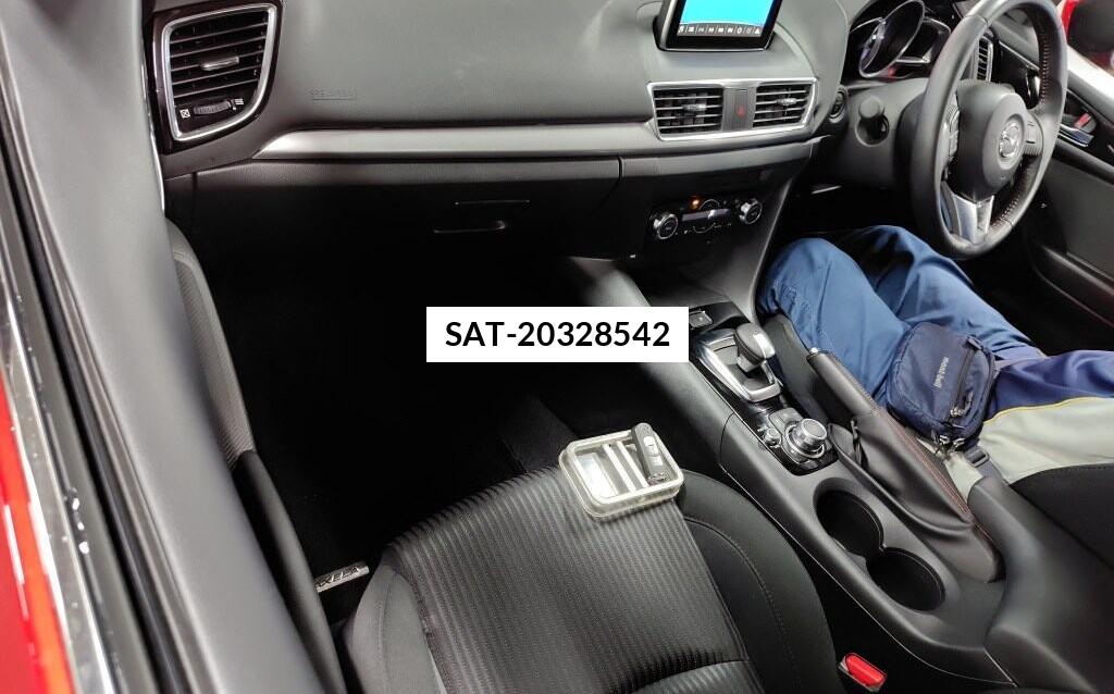 Mazda AXELA HYBRID 2014 8930561-2
