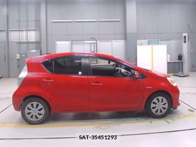 Toyota AQUA 2013 8862360-3