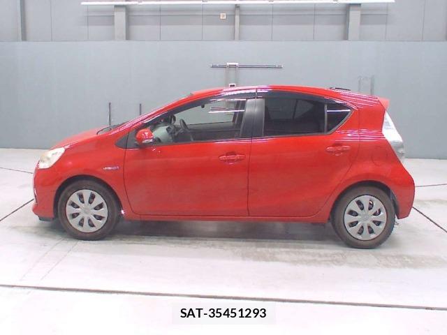 Toyota AQUA 2013 8862360-4