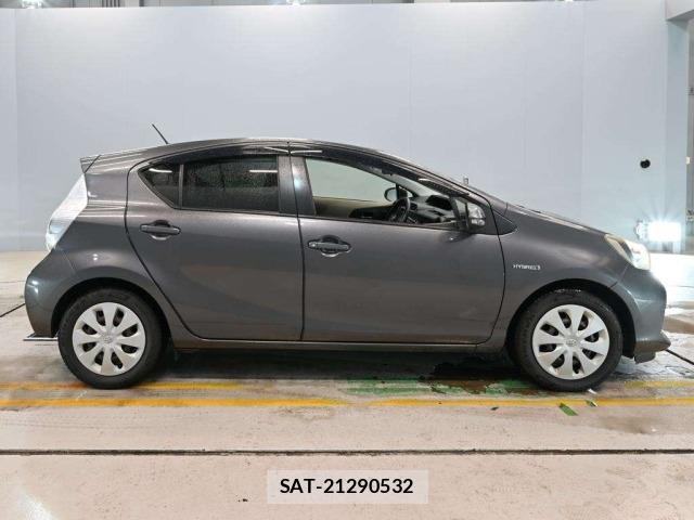 Toyota AQUA 2013 8682955-3