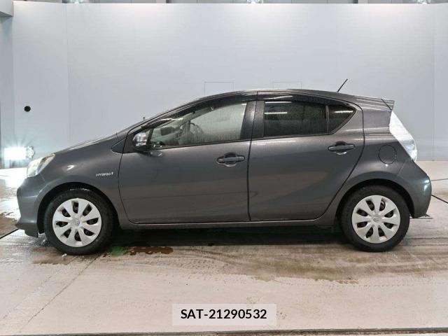 Toyota AQUA 2013 8682955-4