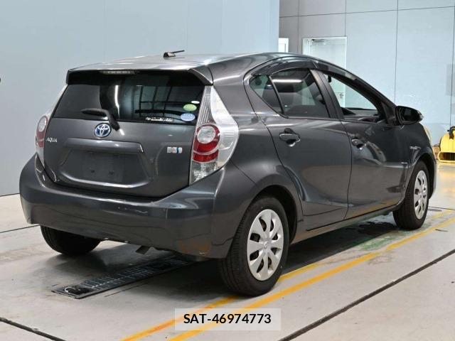 Toyota AQUA 2013 8944375-1