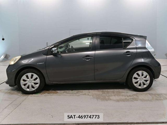 Toyota AQUA 2013 8944375-4