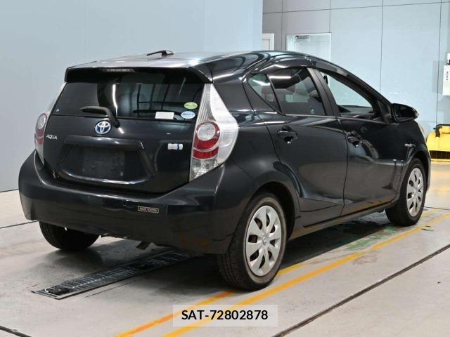 Toyota AQUA 2013 8862361-1