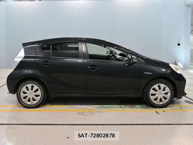 Toyota AQUA 2013 8862361-3