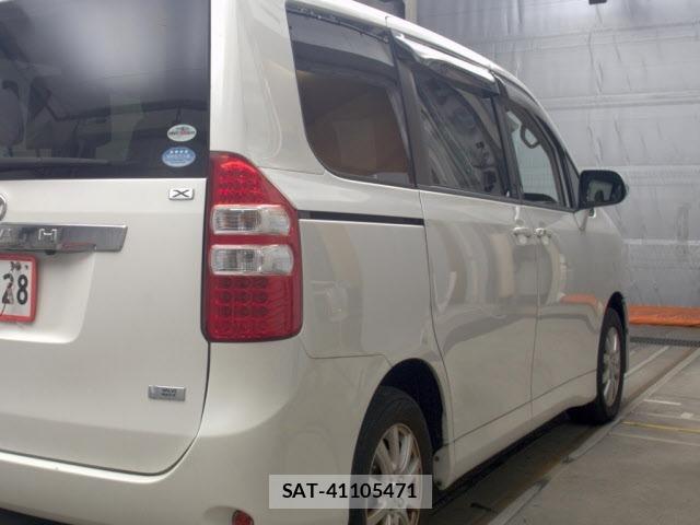 Toyota NOAH 2011 8870210-5