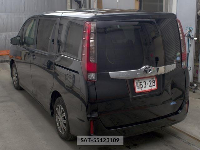 Toyota NOAH 2015 8870211-1