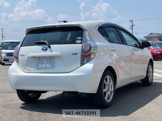 Toyota AQUA 2013 8682984-1