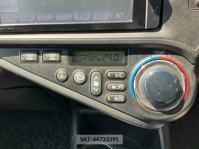 Toyota AQUA 2013 8682984-16
