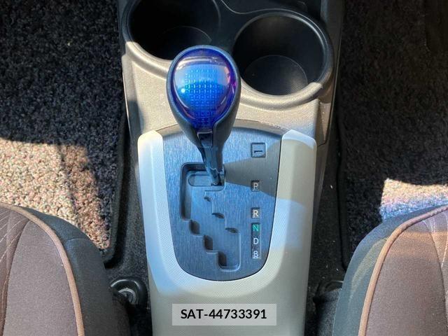 Toyota AQUA 2013 8682984-17